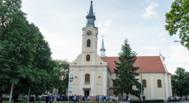 Megáldották Dombóváron a felújított Jézus Szíve-templomot